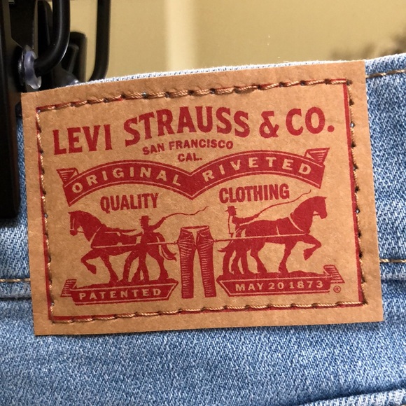 New Levis Women’s Mid-length shorts.  Size 14/W32. - Picture 8 of 16